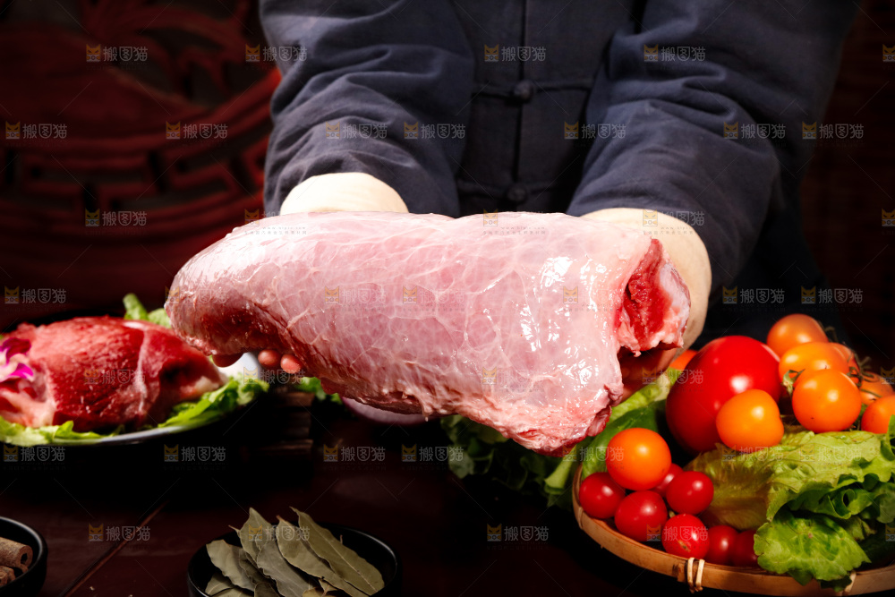 深底上的新鲜牛肉