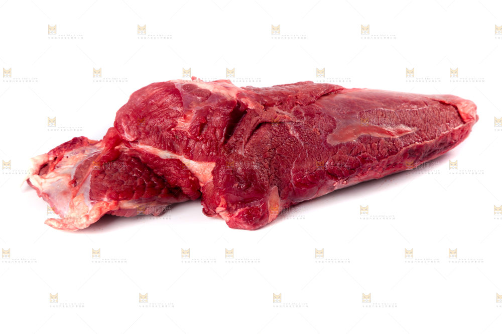 白底上的新鲜牛肉
