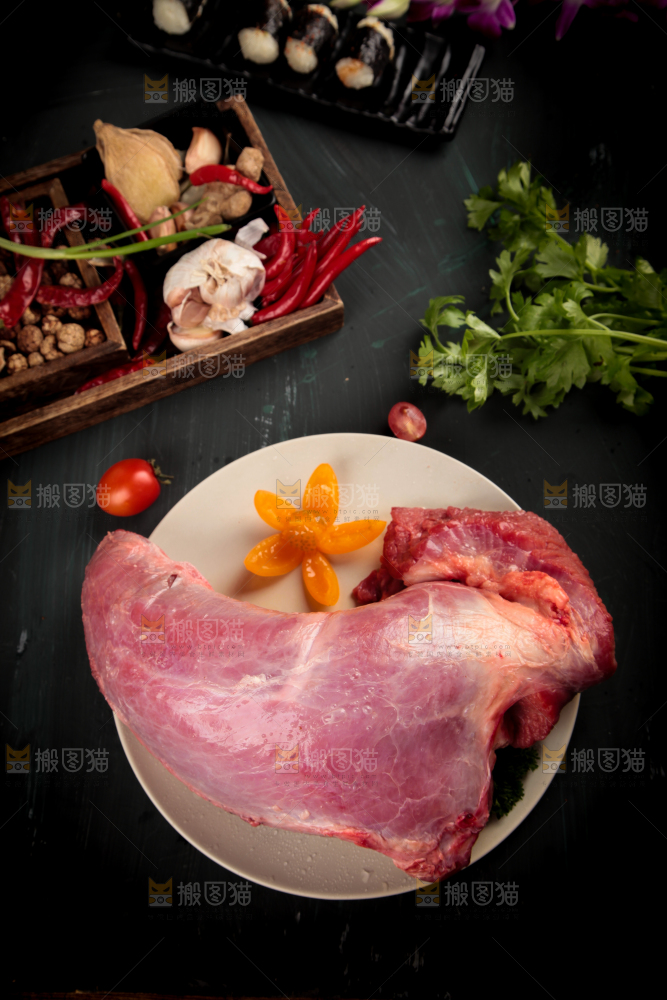 深底上的新鲜牛肉