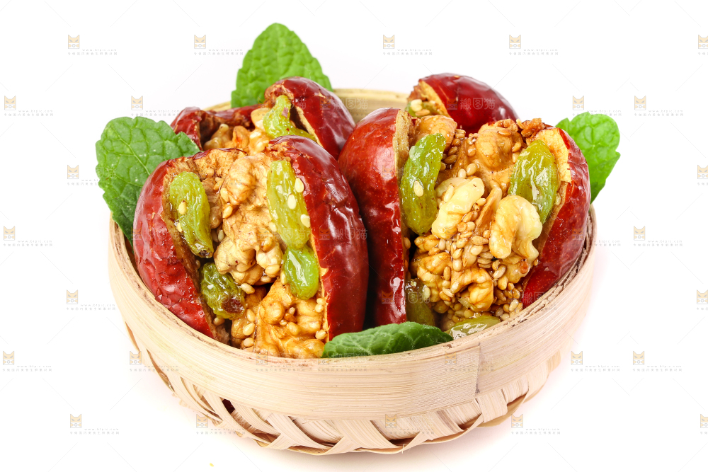 白底上的红枣夹核桃