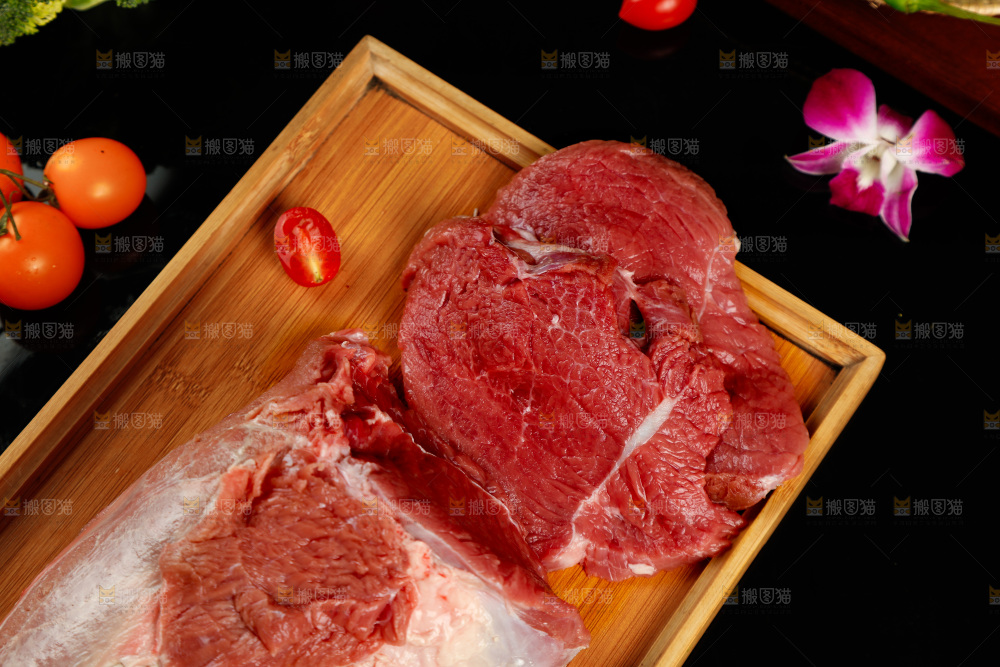 深底上的新鲜牛肉