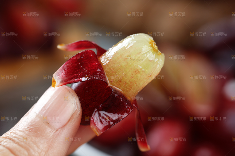 深底上的金手指葡萄