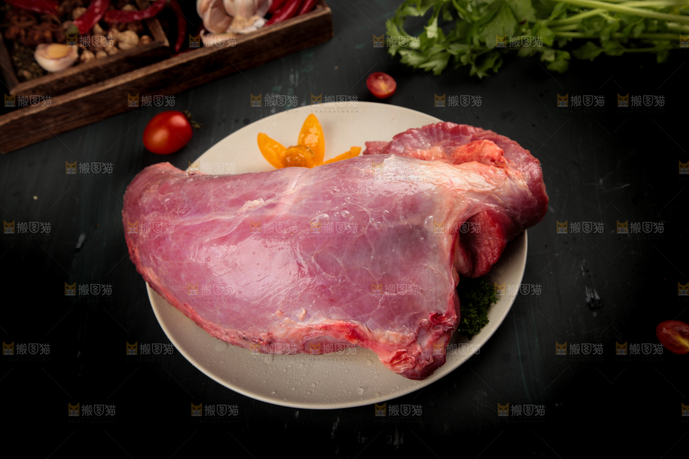 深底上的新鲜牛肉