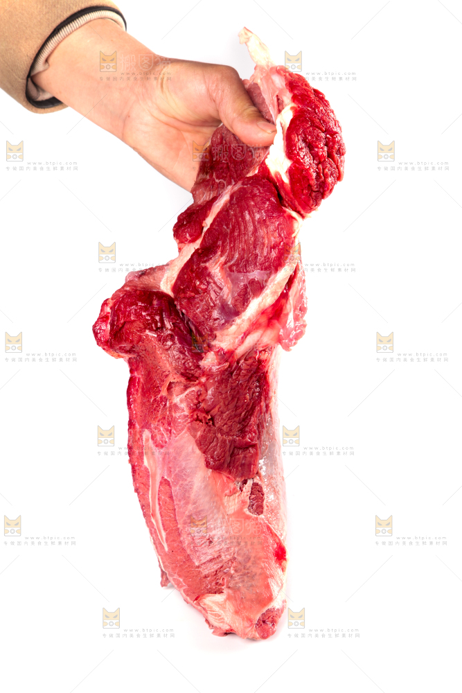 白底上的新鲜牛肉