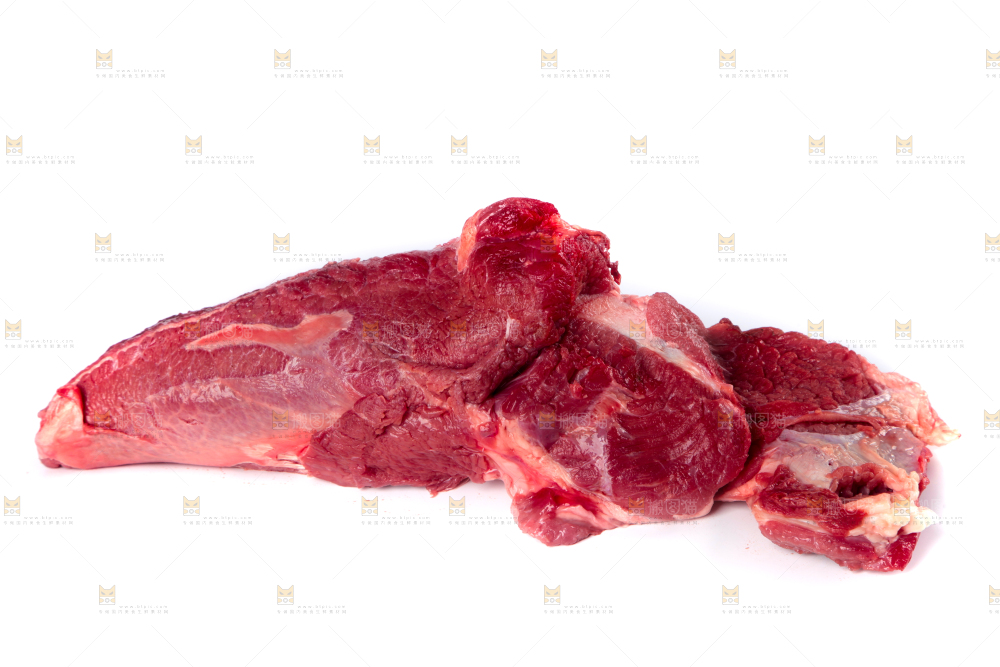 白底上的新鲜牛肉