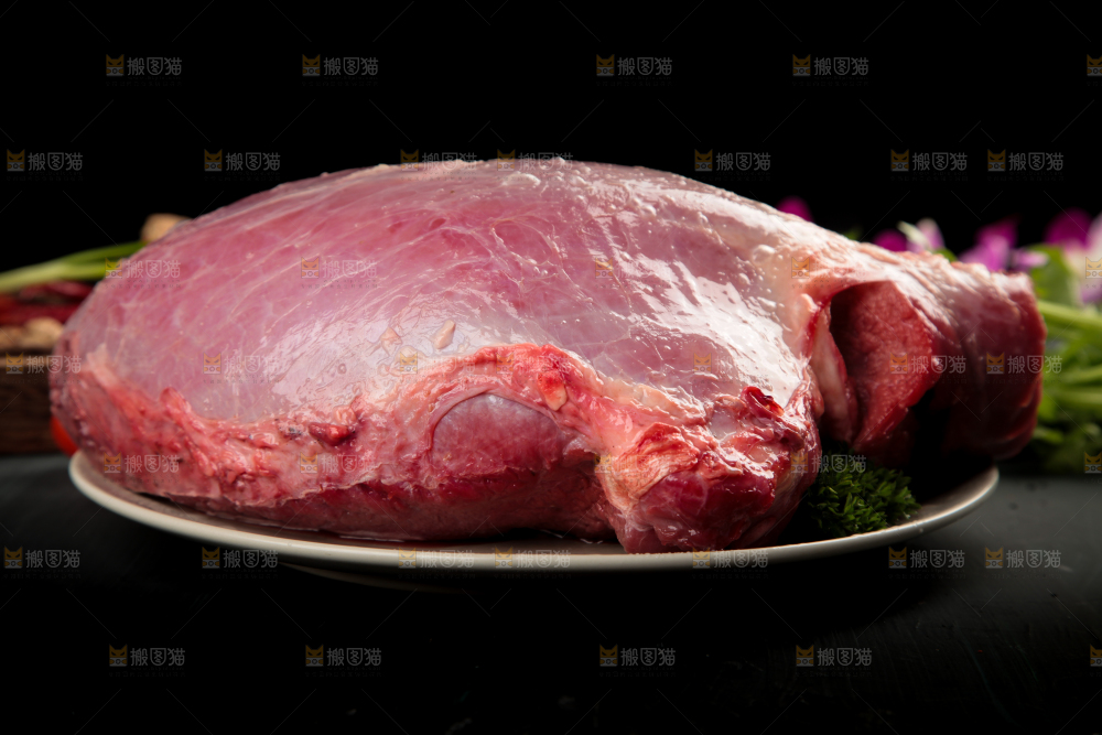 深底上的新鲜牛肉