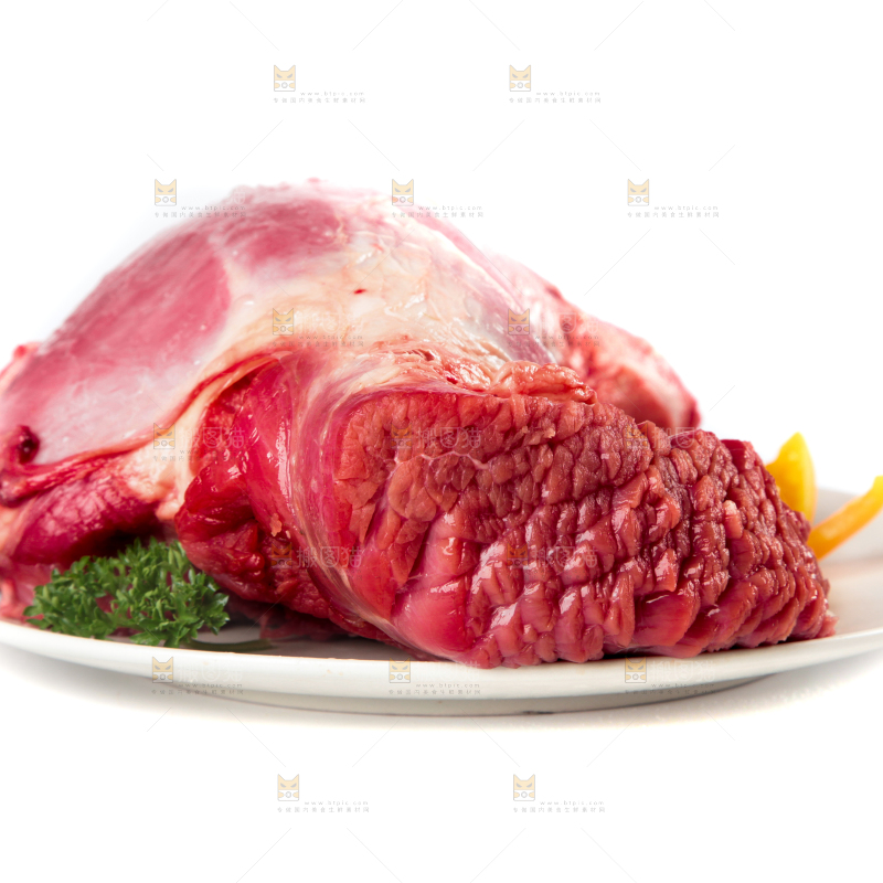 白底上的新鲜牛肉