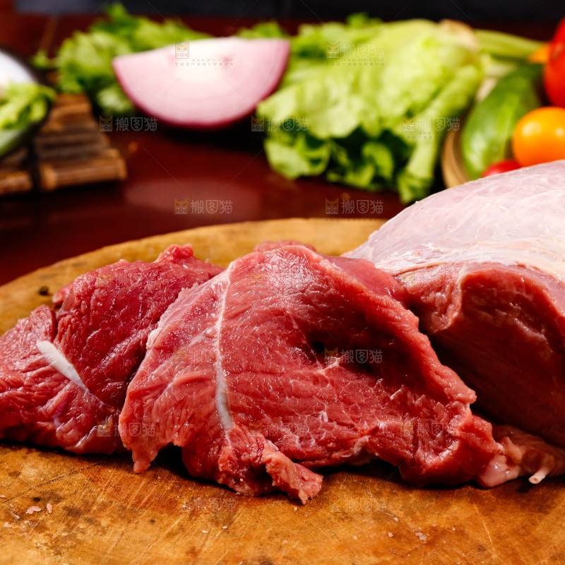 深底上的新鲜牛肉