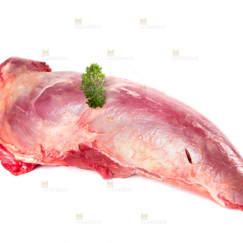 白底上的新鲜牛肉