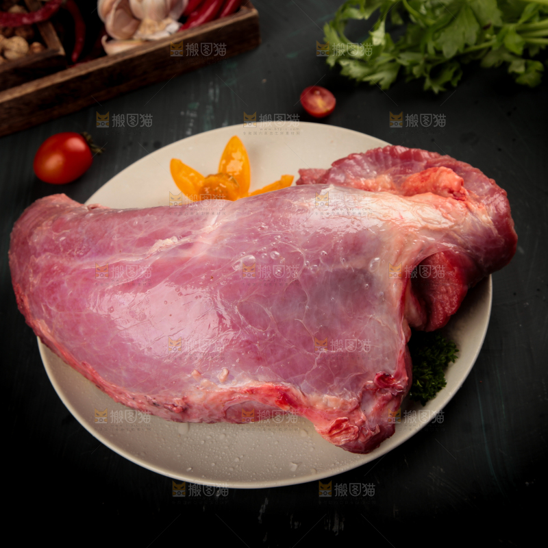 深底上的新鲜牛肉