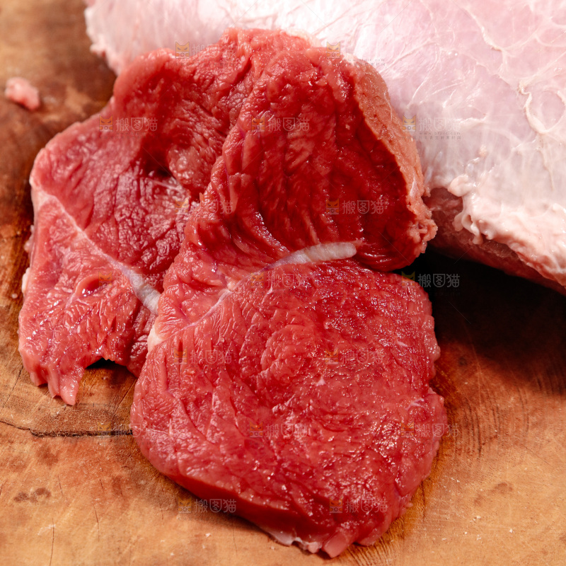 深底上的新鲜牛肉