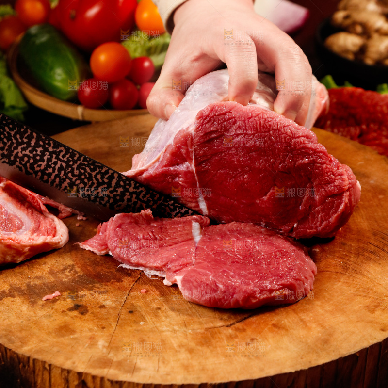 深底上的新鲜牛肉