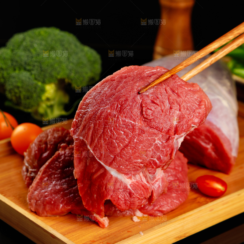 深底上的新鲜牛肉