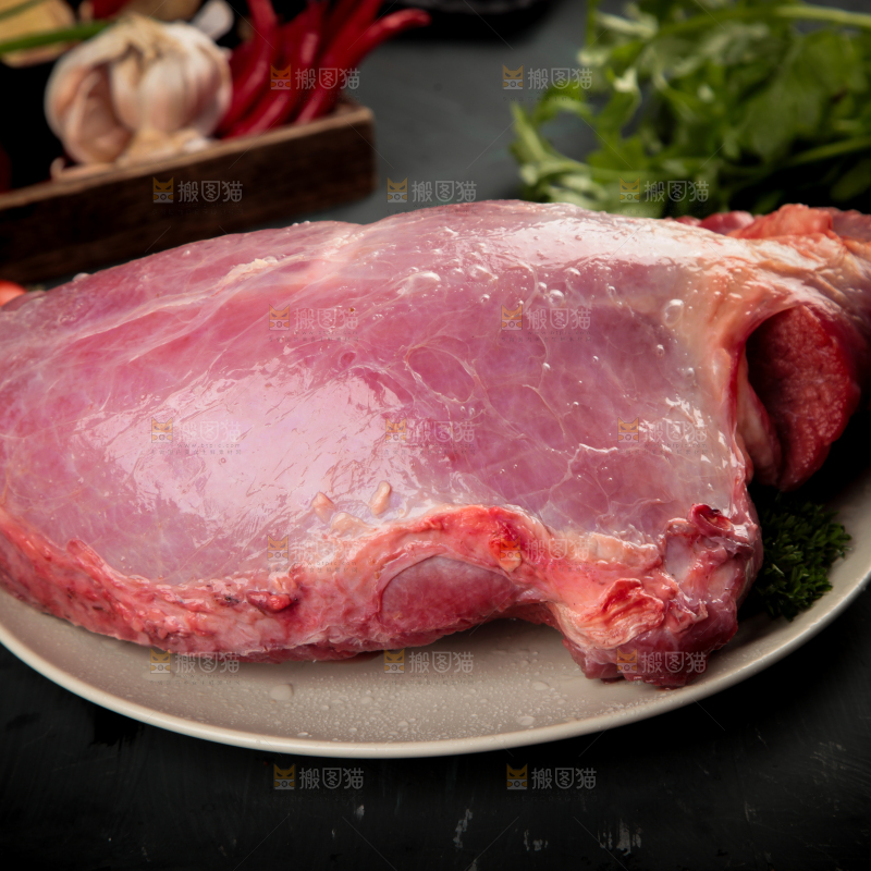 深底上的新鲜牛肉