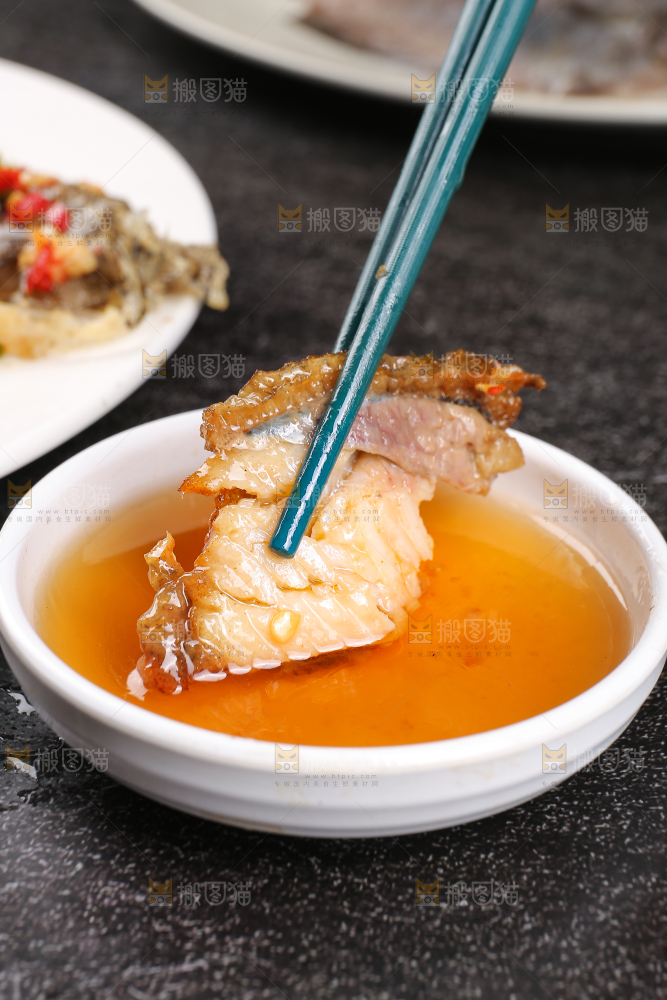 盘子里的红烧鲽鱼