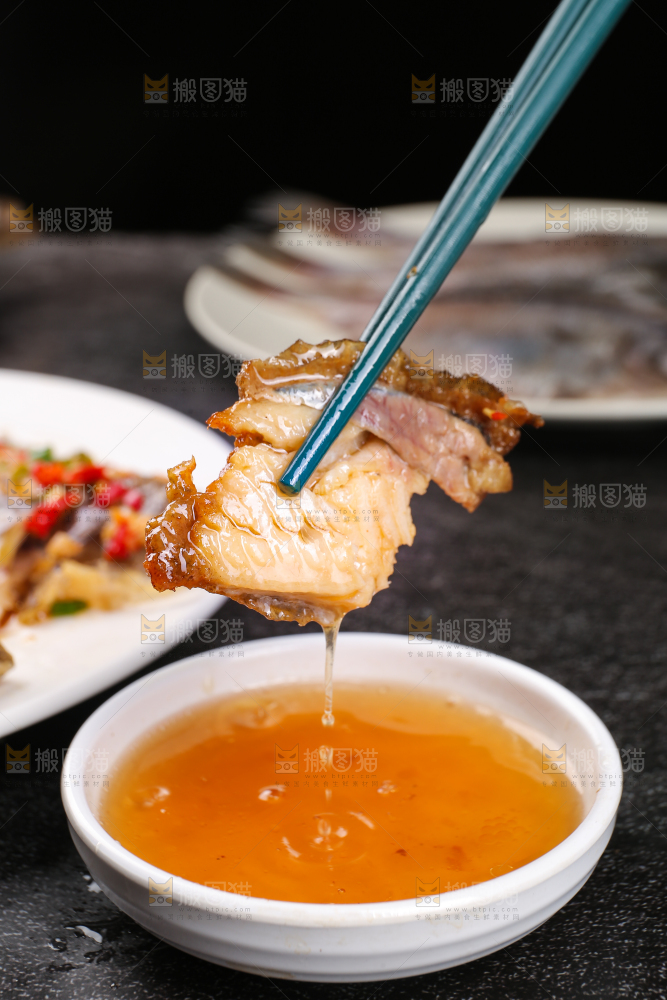 盘子里的红烧鲽鱼