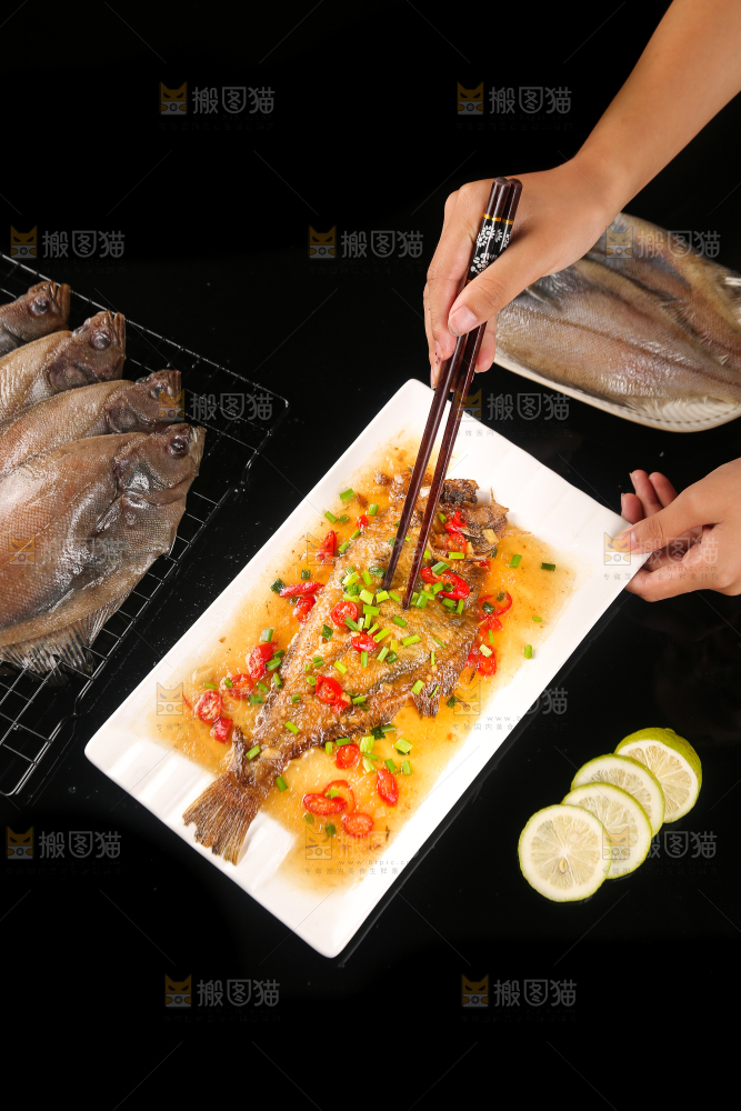 盘子里的红烧鲽鱼