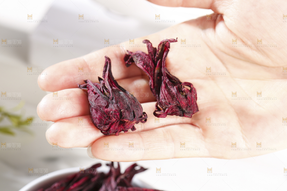 浅底上的洛神花茶