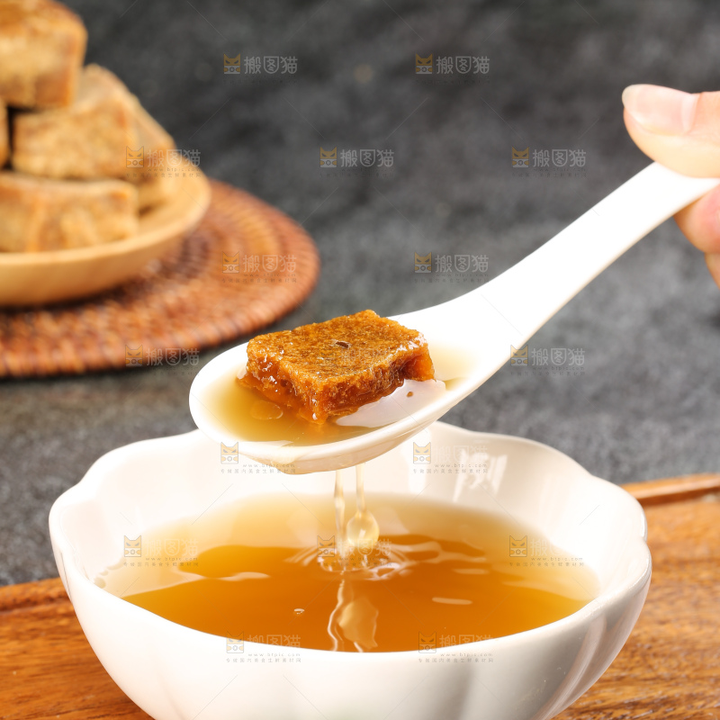 深底上的红糖块