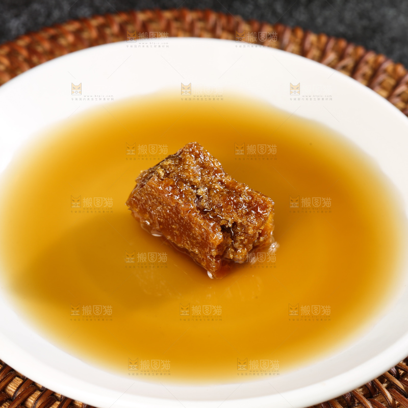 深底上的红糖块