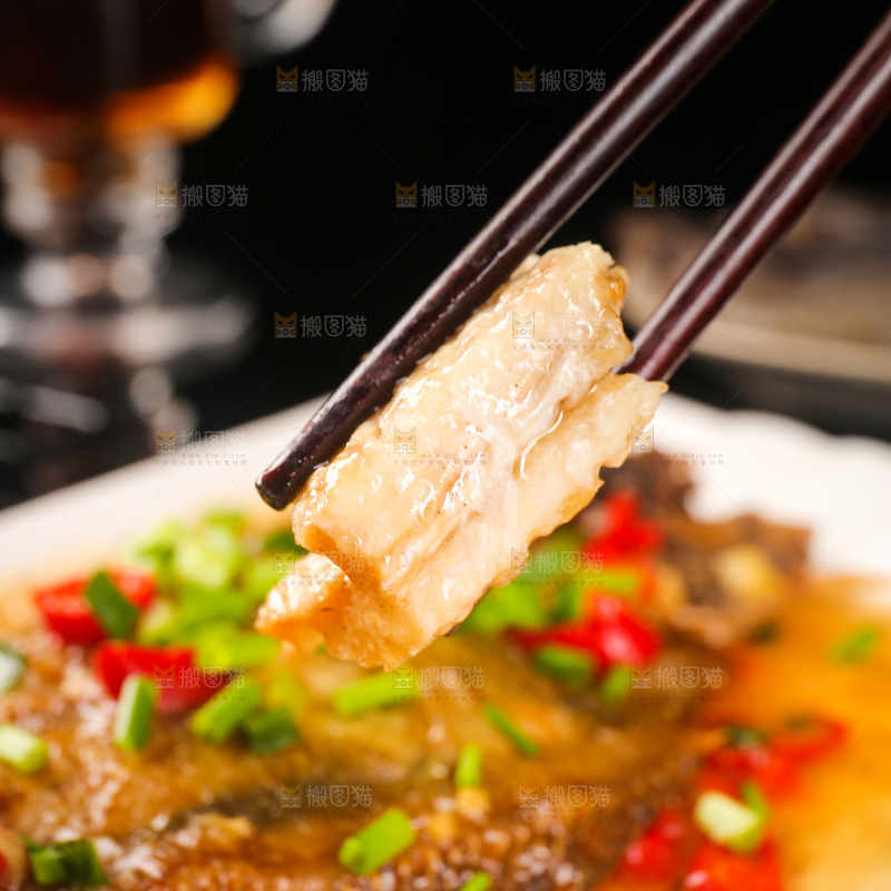 盘子里的红烧鲽鱼