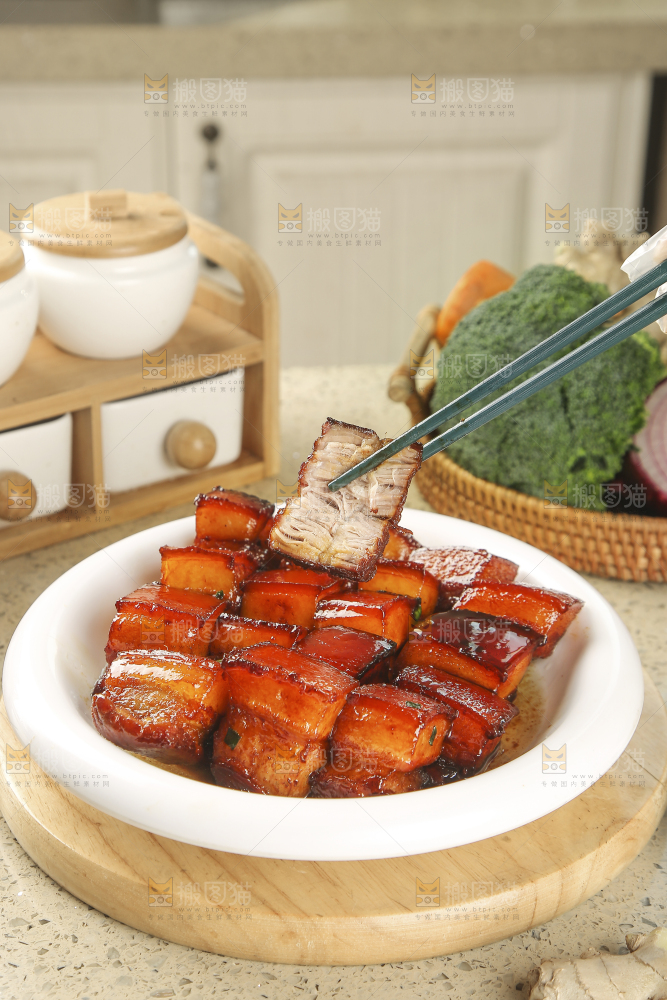 浅底上的红烧肉
