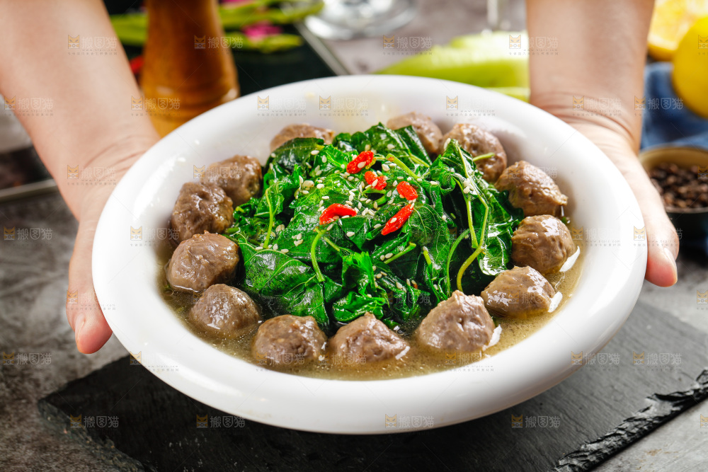 盘子里的牛肉丸汤