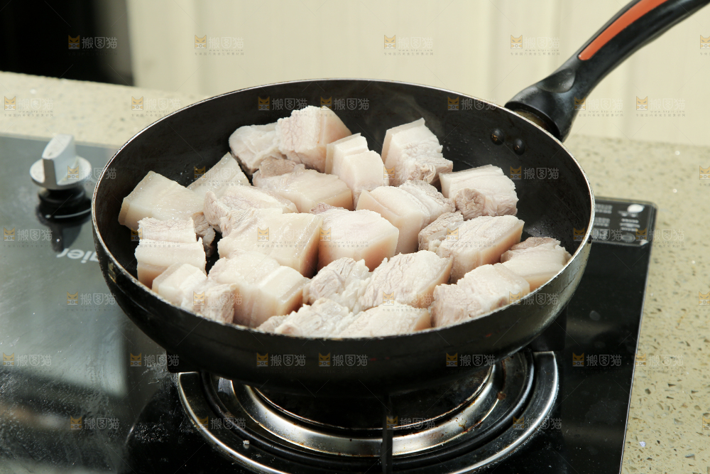 浅底上的红烧肉制作