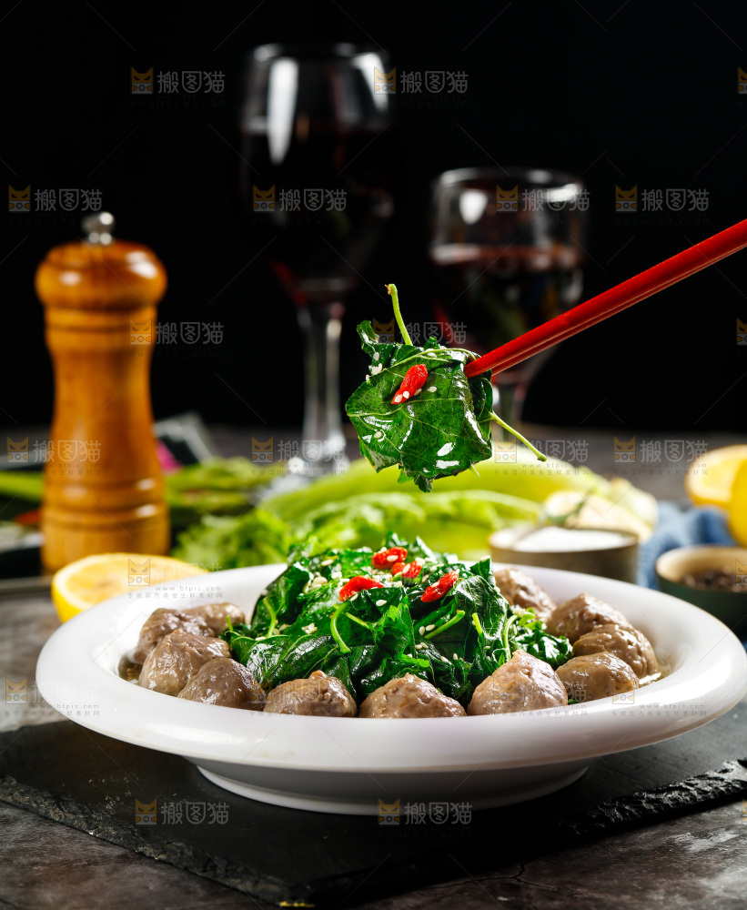 盘子里的牛肉丸汤