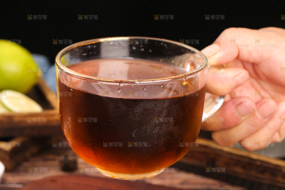 深底上的酸梅汤