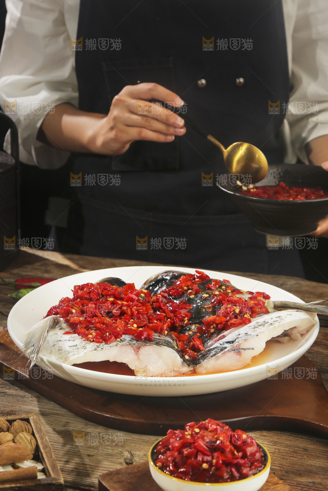 深底上的剁椒鱼头