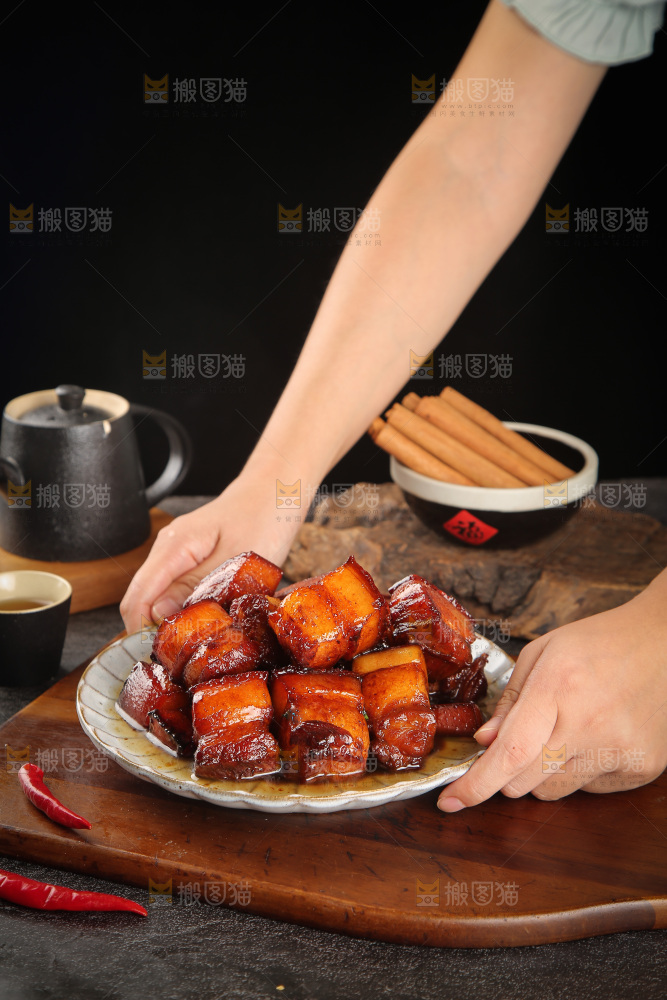 深底上的红烧肉