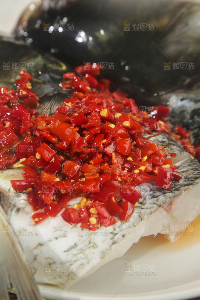 深底上的剁椒鱼头