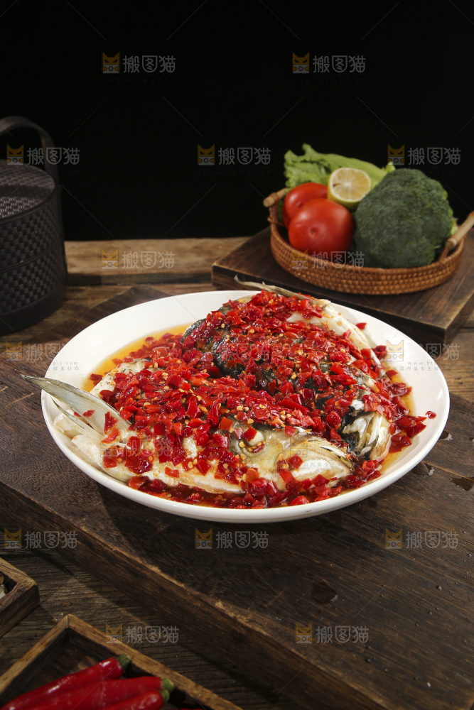 深底上的剁椒鱼头