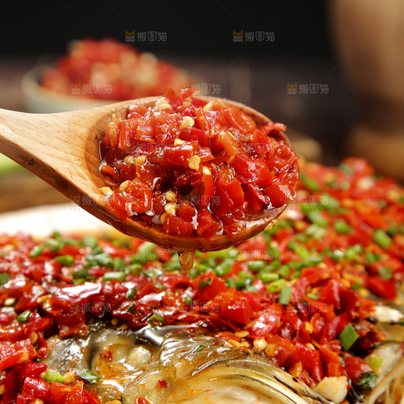 深底上的剁椒鱼头