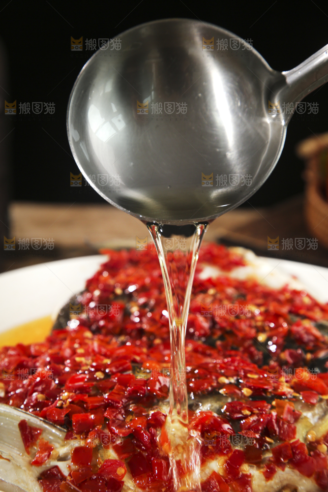 深底上的剁椒鱼头