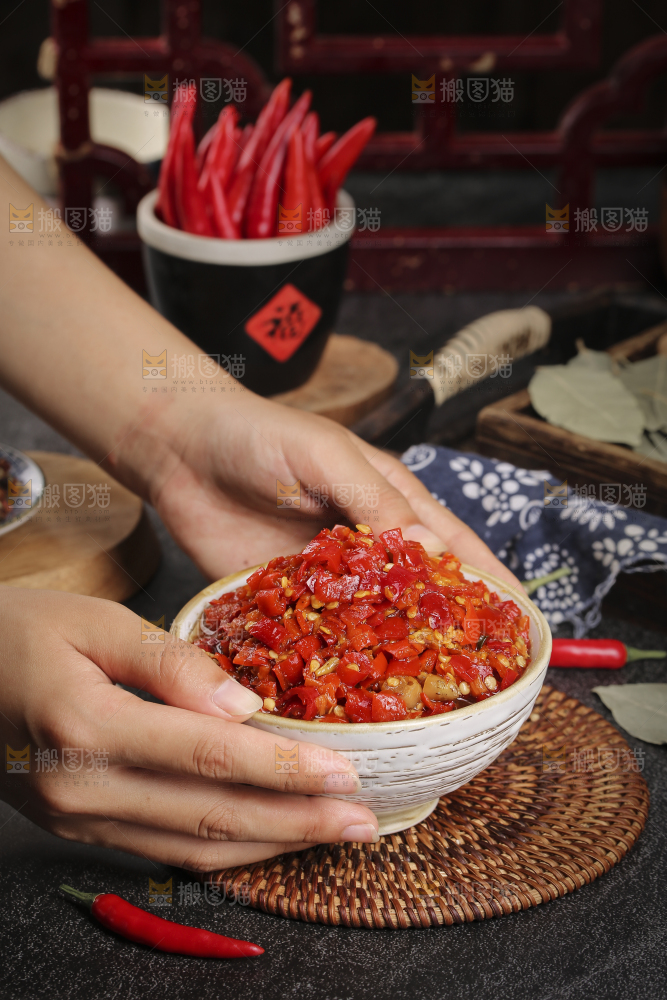 深底上的剁辣椒