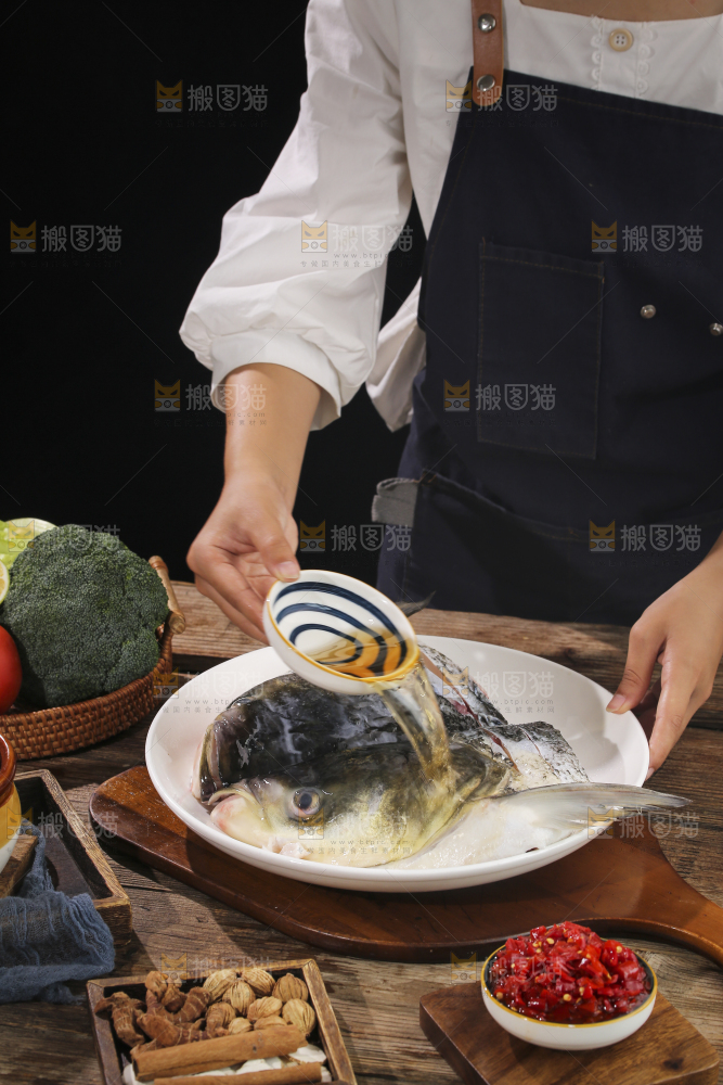 深底上的剁椒鱼头