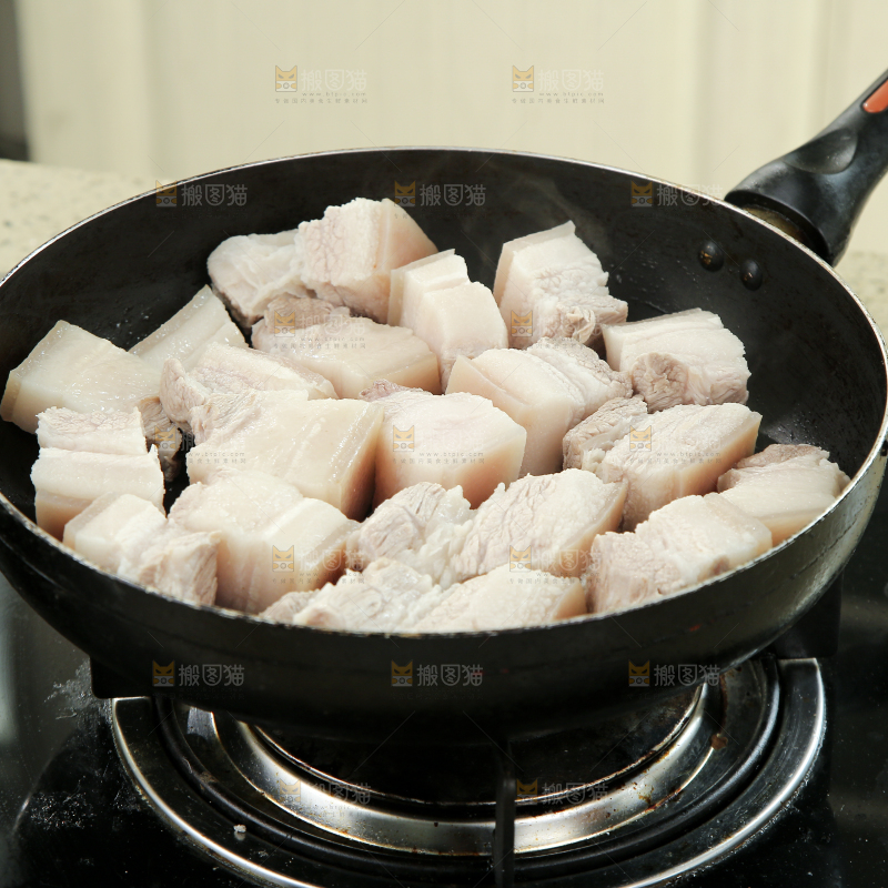 浅底上的红烧肉制作