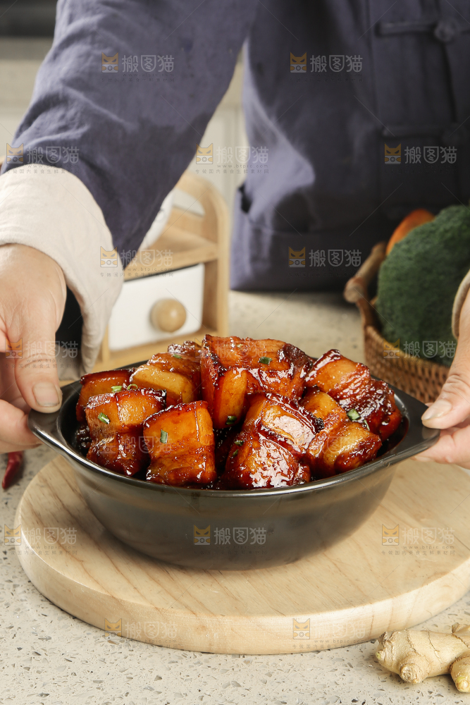 浅底上的红烧肉