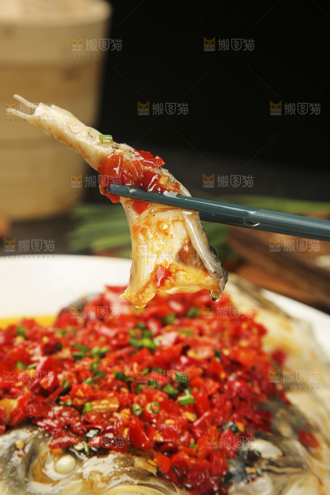 深底上的剁椒鱼头