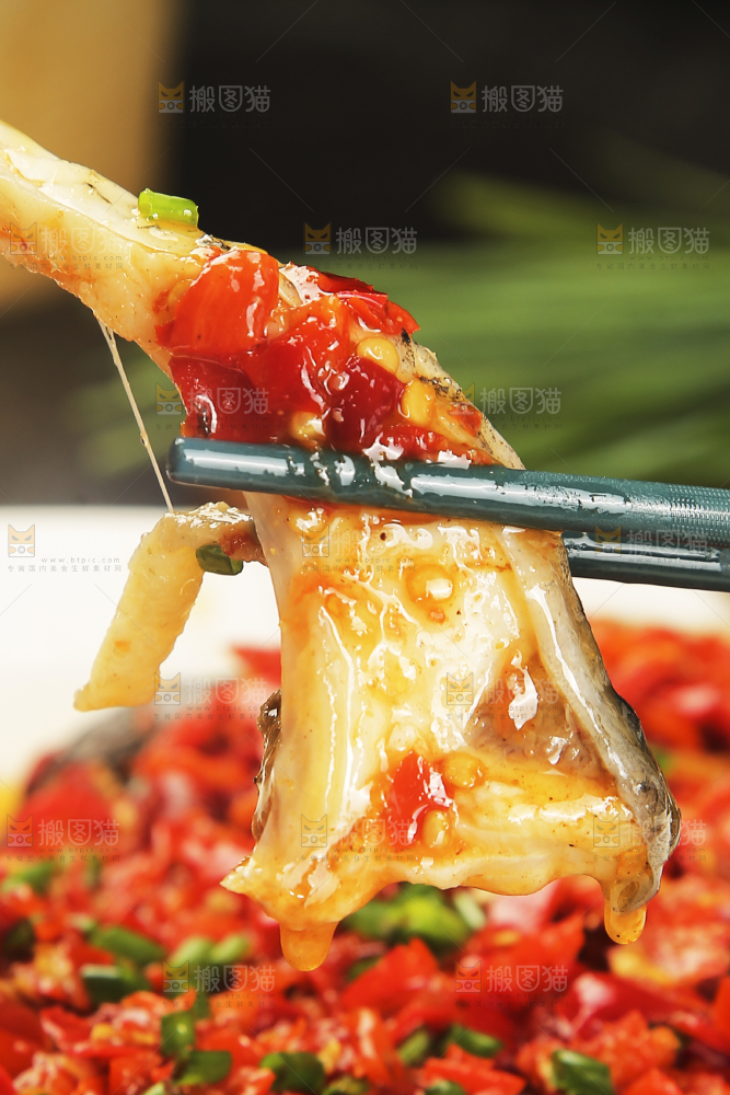 深底上的剁椒鱼头