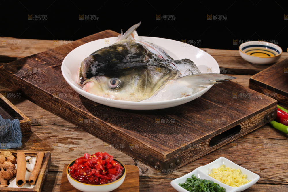 深底上的剁椒鱼头