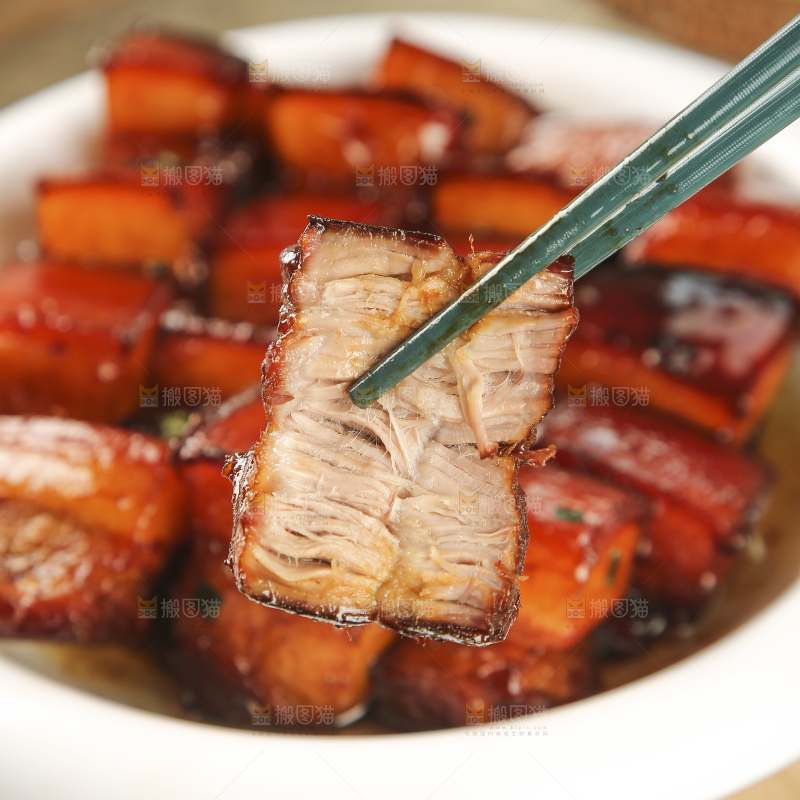 浅底上的红烧肉