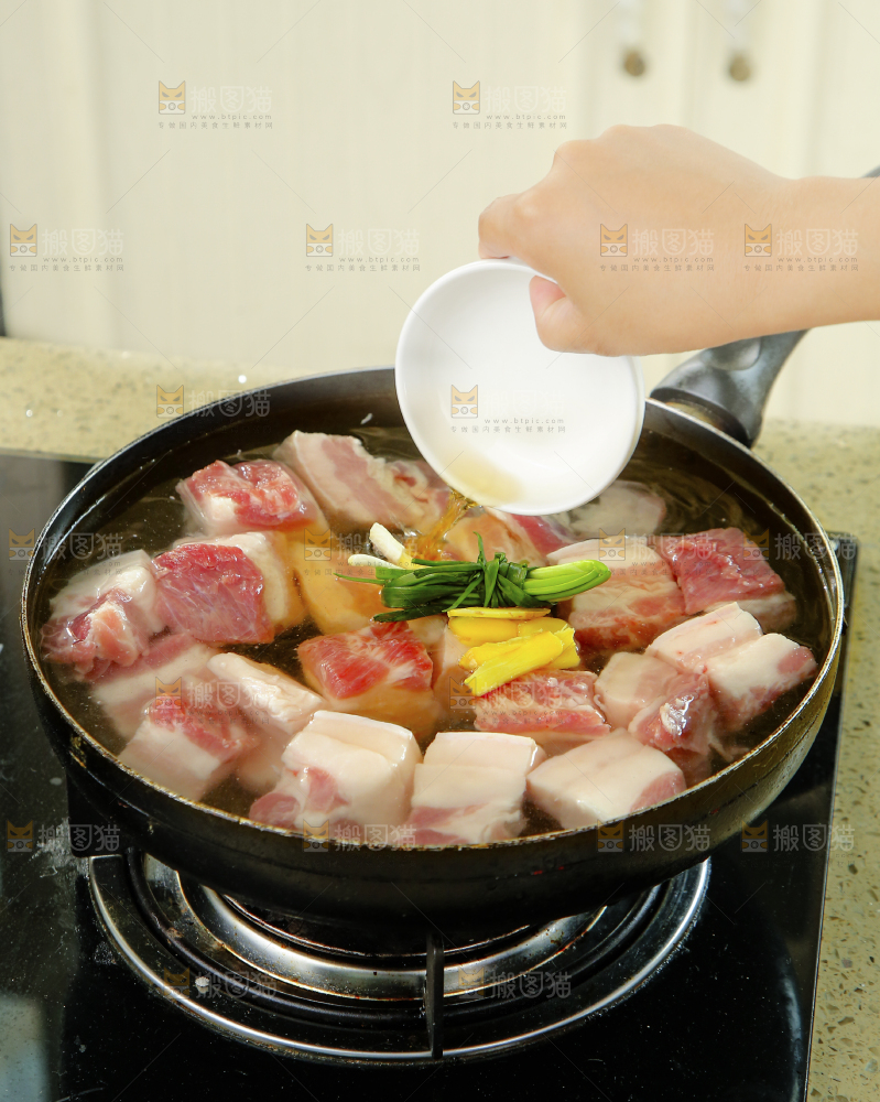 浅底上的红烧肉制作