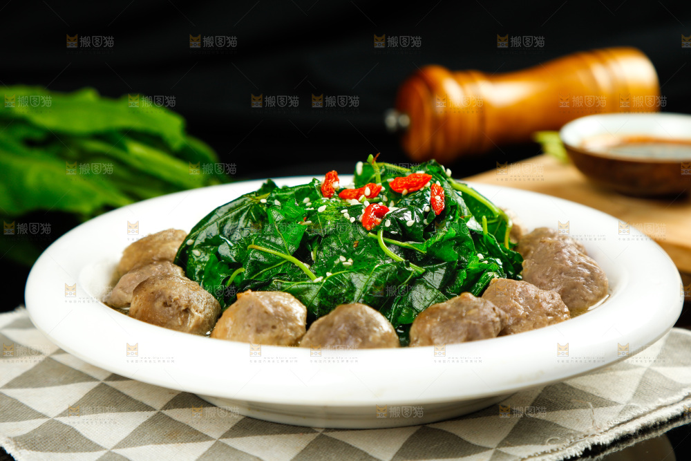 盘子里的牛肉丸汤
