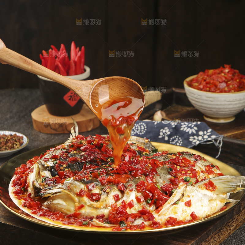 深底上的剁椒鱼头