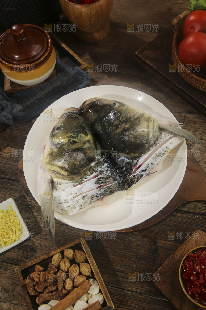 深底上的剁椒鱼头