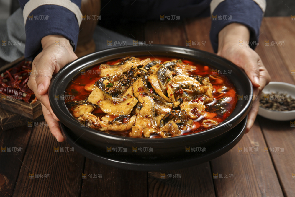 深底上的水煮鱼片
