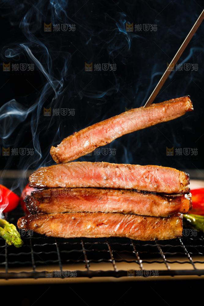 深底上的炭火牛排